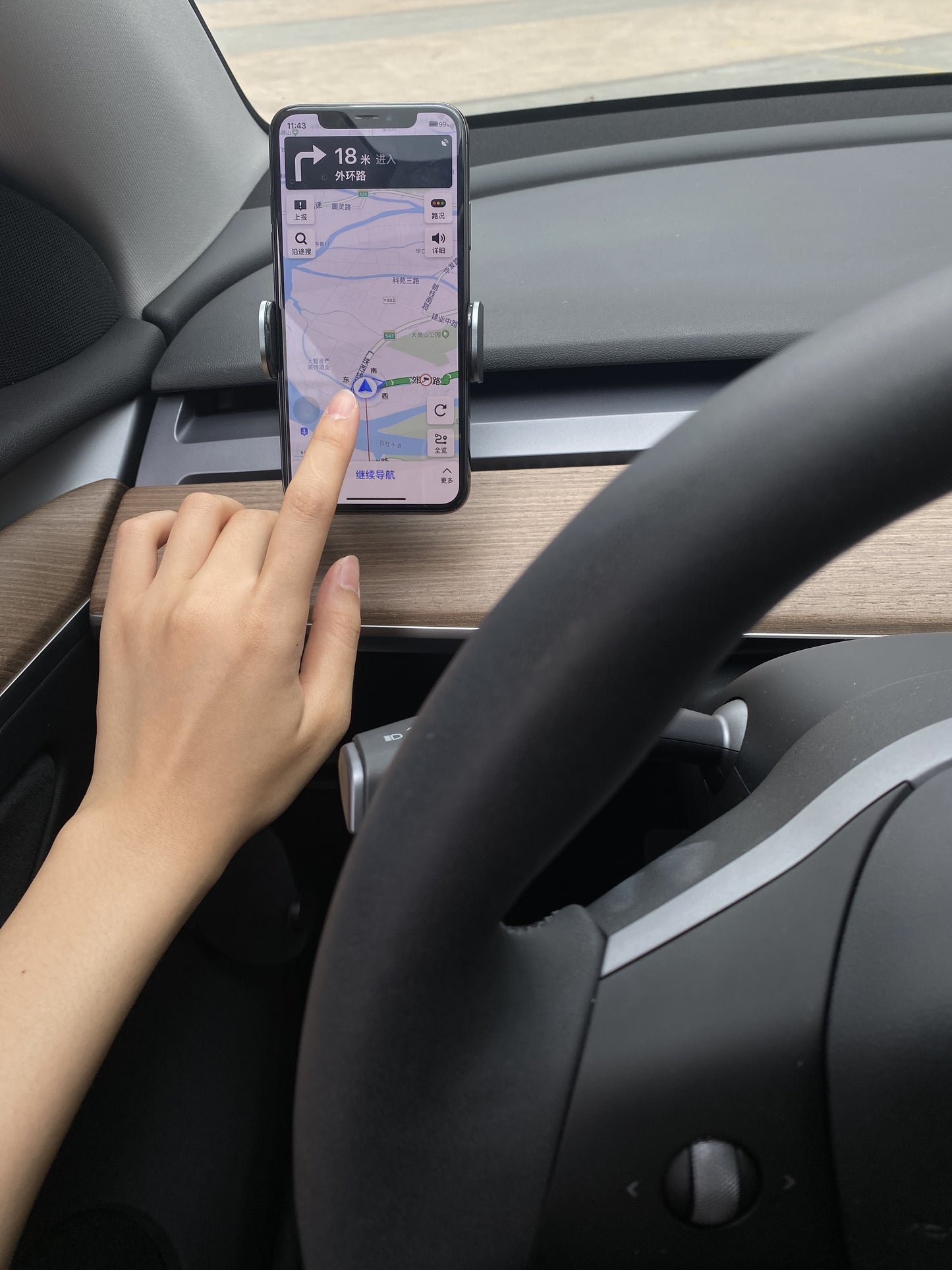 TEMAI Model 3/Y 車載活動式電動手機支架